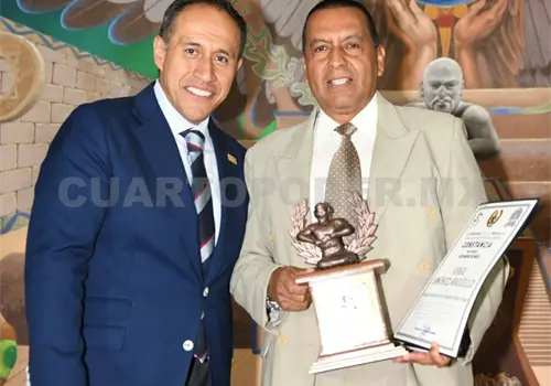 Jiménez recibe el Luchador Olmeca 2025 Jiménez recibe el Luchador Olmeca 2025