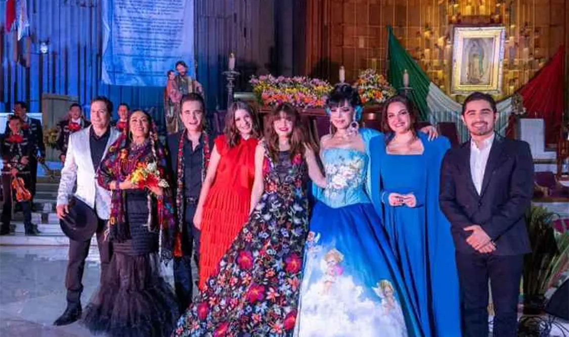 Famosos visitan a la Virgen