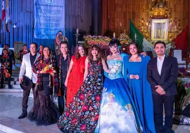 Famosos visitan a la Virgen Famosos visitan a la Virgen