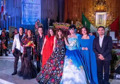 Famosos visitan a la Virgen Famosos visitan a la Virgen