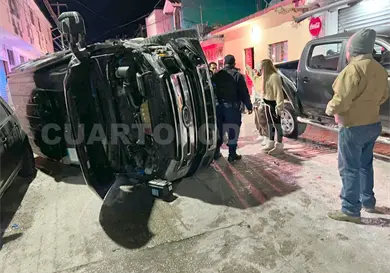 Camioneta impacta a tres vehículos y vuelca Camioneta impacta a tres vehículos y vuelca
