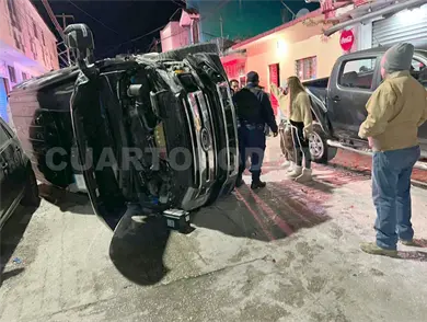 Camioneta impacta a tres vehículos y vuelca Camioneta impacta a tres vehículos y vuelca