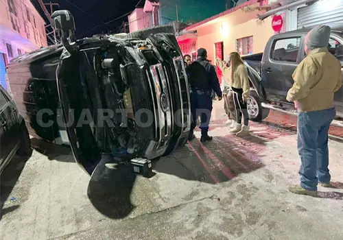Camioneta impacta a tres vehículos y vuelca Camioneta impacta a tres vehículos y vuelca