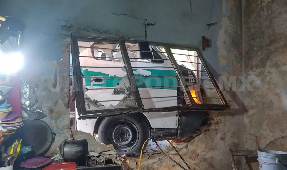 La combi derribó una ventana y una parte del muro de la cocina. Ulises Villalobos / CP