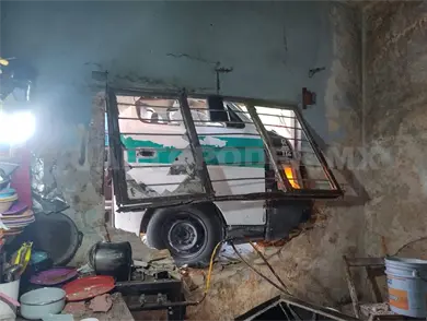 Colectivo se estampa contra una vivienda Colectivo se estampa contra una vivienda