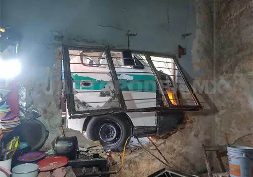 Colectivo se estampa contra una vivienda Colectivo se estampa contra una vivienda