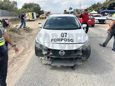 Patrulla y taxi colisionan por corte de circulaci&oacute;n