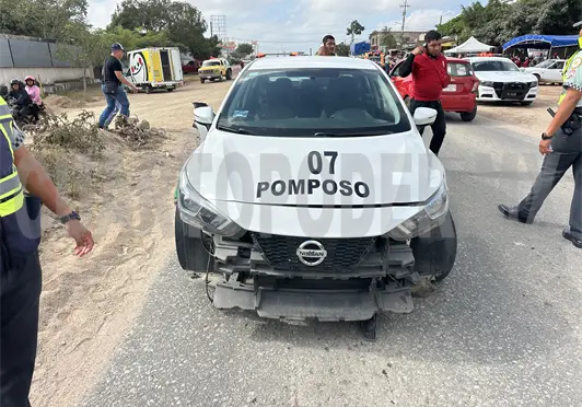 Patrulla y taxi colisionan por corte de circulación