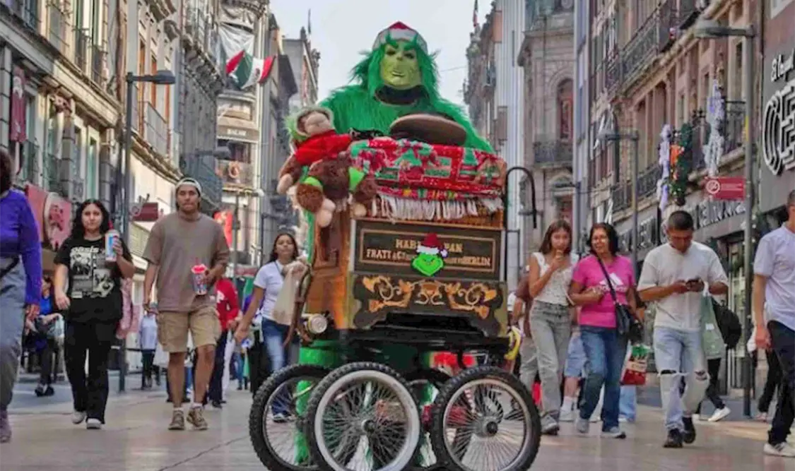Giselle utilizó un llamativo traje verde del personaje El Grinch junto a un gorro de navidad. El Universal