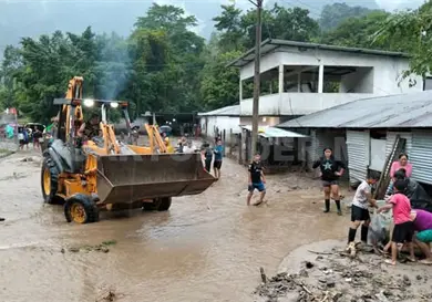Mantienen ayuda en zonas afectadas por lluvias intensas Mantienen ayuda en zonas afectadas por lluvias intensas