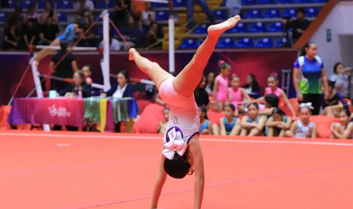 Gimnastas de Dorthom durante su participación en la Copa Benito Juárez 2025, celebrada en el gimnasio Juan de la Barrera. Cortesía