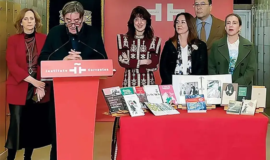 En la Caja de las Letras 1165 se introdujo un álbum fotográfico y algunos libros de la escritora. Cortesía