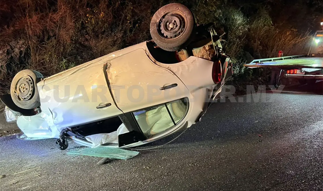 En una curva al municipio de Tzimol, el automovilista perdió el control y abandonó la vía de comunicación. Juan Orel / CP