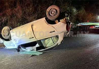 Auto queda volcado en carretera a Tzimol Auto queda volcado en carretera a Tzimol