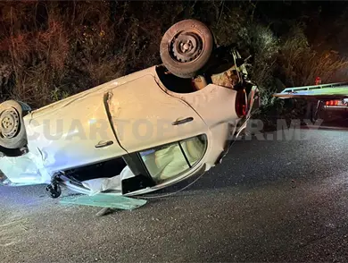 Auto queda volcado en carretera a Tzimol Auto queda volcado en carretera a Tzimol