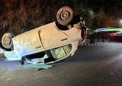 Auto queda volcado en carretera a Tzimol Auto queda volcado en carretera a Tzimol