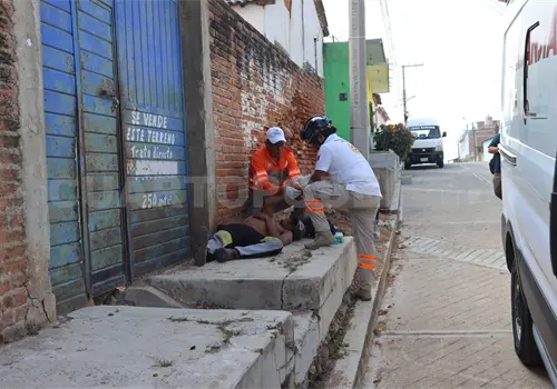 De un machetazo casi le mutilan los dedos