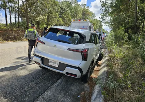 Conductor ebrio impacta a ambulancia y trata de huir
