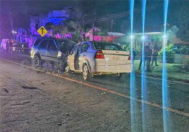 Dos decesos en impacto frontal de vehículos Dos decesos en impacto frontal de vehículos