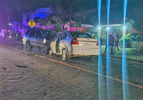 Dos decesos en impacto frontal de veh&iacute;culos