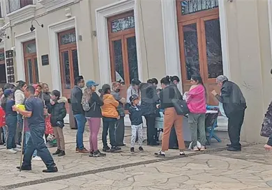 Largas filas para vacunarse contra el sarampión Largas filas para vacunarse contra el sarampión