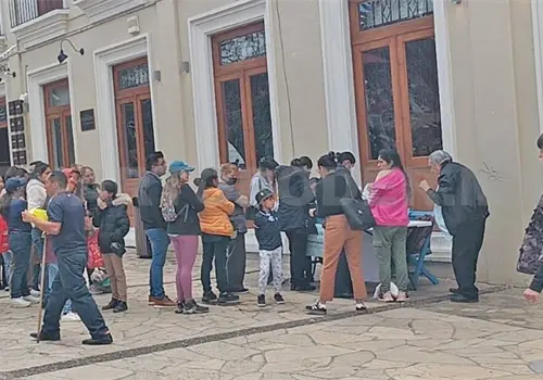 Largas filas para vacunarse contra el sarampi&oacute;n