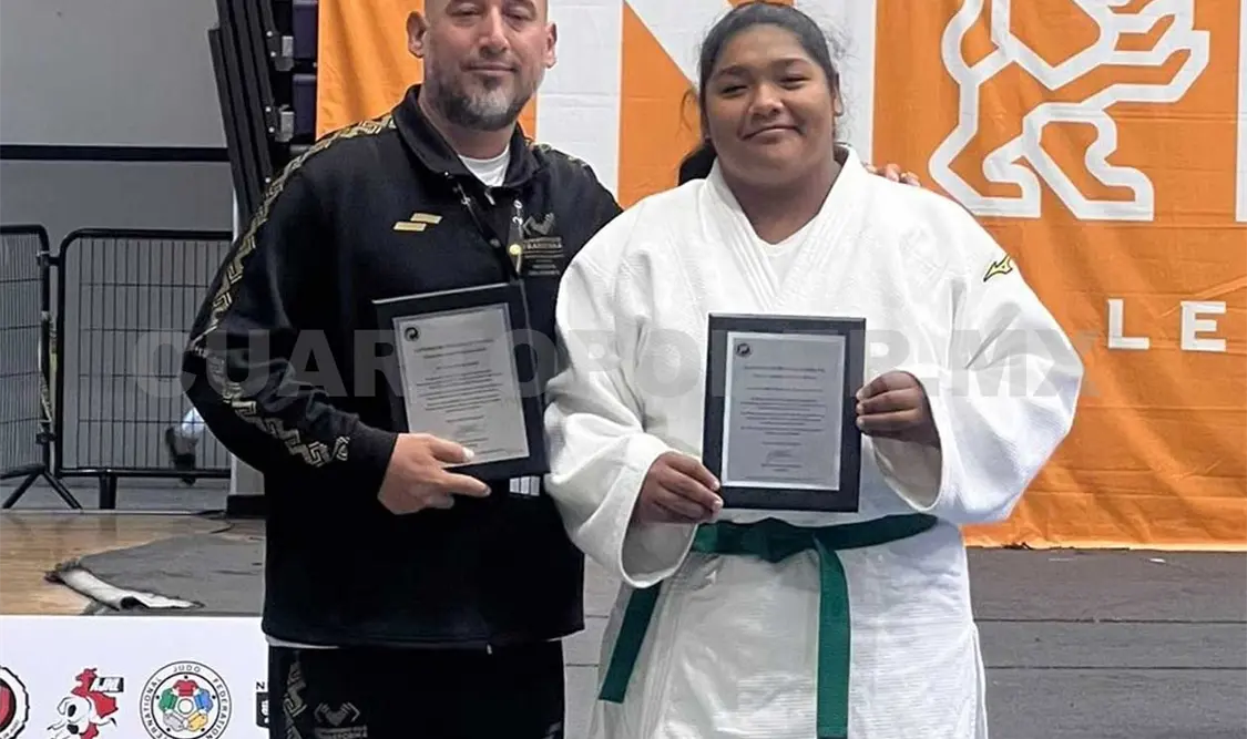 Caridad Ramos junto a su entrenador Osmani López Samada, tras ser reconocidos. Cortesía