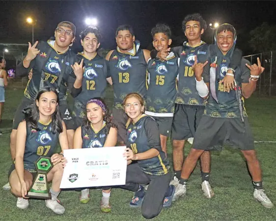 Mustangs Black es el monarca de la Uniflag Mustangs Black es el monarca de la Uniflag