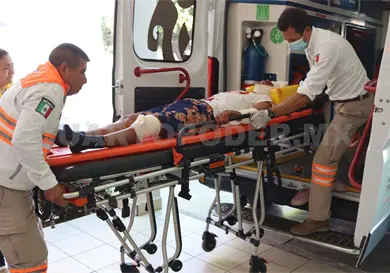 Motociclista y autobús se estrellan entre sí Motociclista y autobús se estrellan entre sí