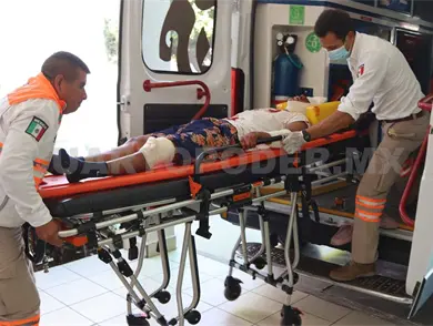 Motociclista y autobús se estrellan entre sí Motociclista y autobús se estrellan entre sí