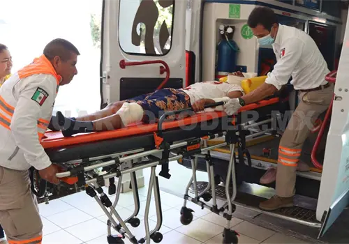 Motociclista y autobús se estrellan entre sí Motociclista y autobús se estrellan entre sí