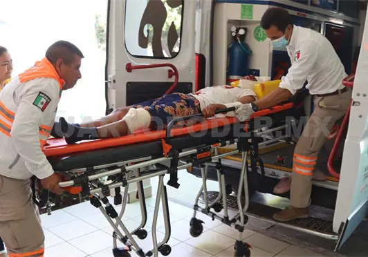 Motociclista y autobús se estrellan entre sí Motociclista y autobús se estrellan entre sí