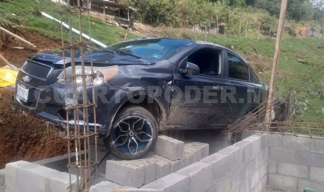 El Aveo quedó sobre una pared de una obra en construcción; por fortuna, los albañiles no estaban en ese momento. Manuel Martínez / CP