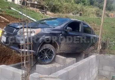 Camioneta cae en una casa en construcción Camioneta cae en una casa en construcción