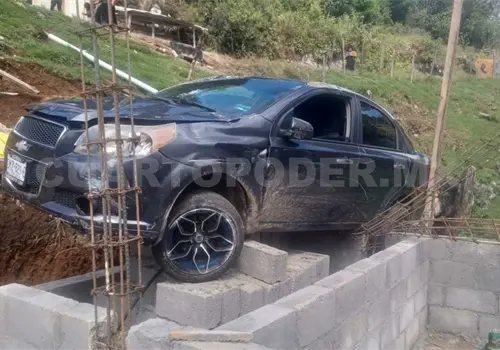 Camioneta cae en una casa en construcción Camioneta cae en una casa en construcción