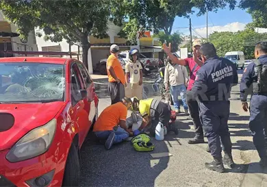Lo atropellan y cae sobre parabrisas Lo atropellan y cae sobre parabrisas