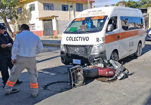 Cruza sin precaución y embiste a motocicleta Cruza sin precaución y embiste a motocicleta