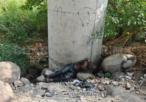 Hallan cadáver debajo de puente Hallan cadáver debajo de puente