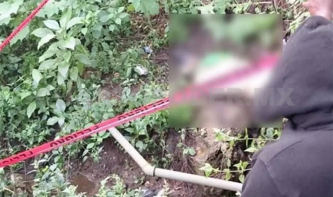 Autoridades comunitarias aseguraron el área donde fue encontrado el cuerpo encostalado. Cortesía