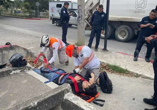 Impactan a joven y lo dejan malherido