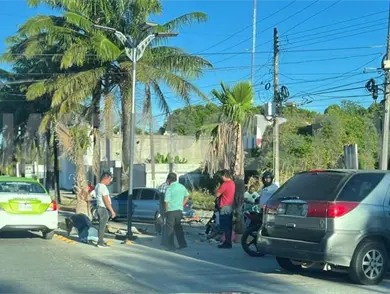 Embiste a j&oacute;venes y se da a la fuga