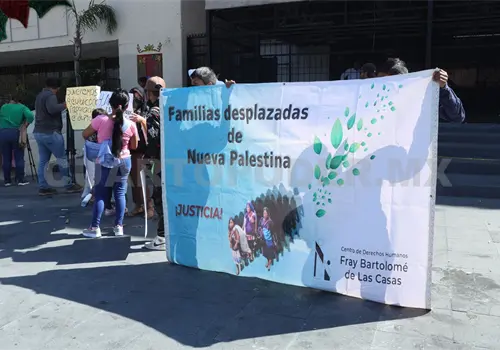 Desplazados exigen reparaci&oacute;n de da&ntilde;os