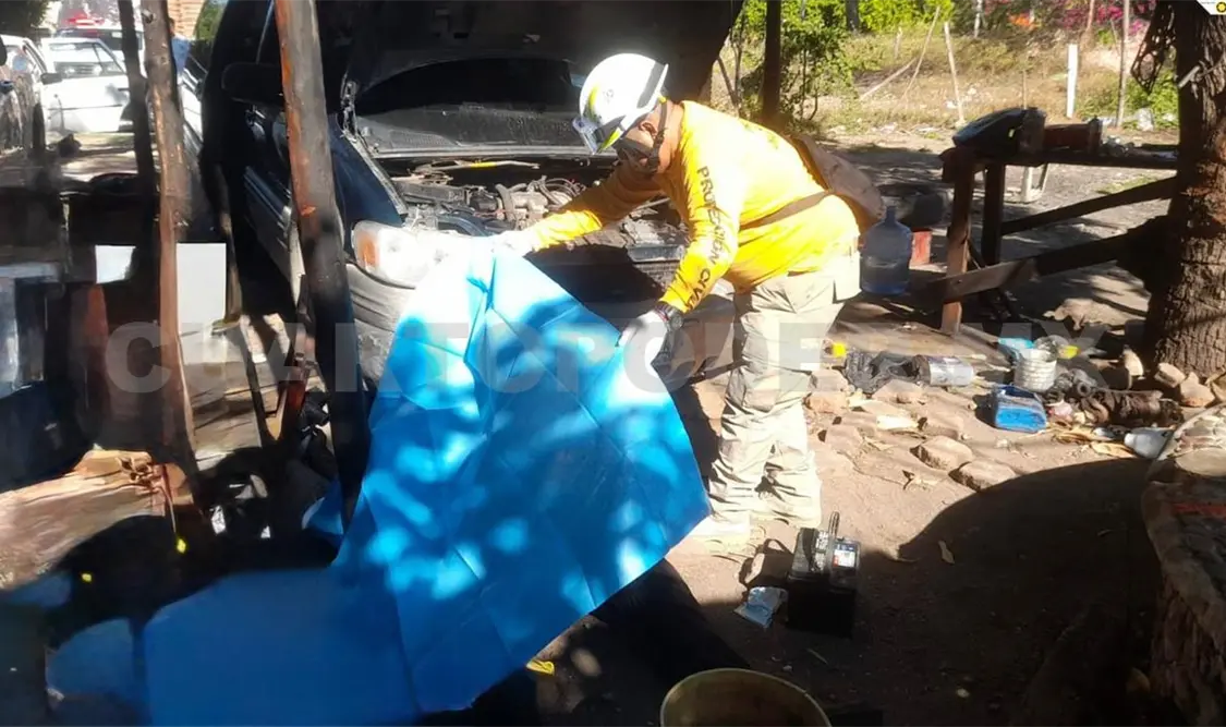 Le daba mantenimiento a un vehículo cuando este terminó prensándolo por una falla en el gato hidráulico. Ulises Villalobos / CP