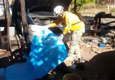 Mecánico muere aplastado por auto Mecánico muere aplastado por auto
