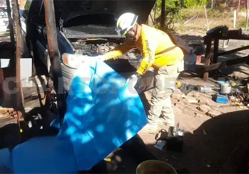 Mec&aacute;nico muere aplastado por auto