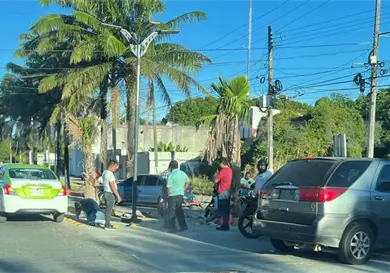 Embiste a jóvenes y se da a la fuga Embiste a jóvenes y se da a la fuga