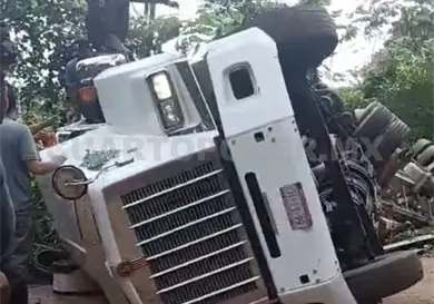 Vuelca en zona de curvas Vuelca en zona de curvas