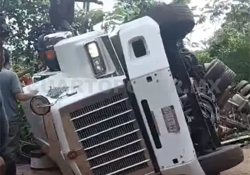 Vuelca en zona de curvas