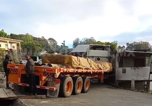 Cabina de tr&aacute;iler se incrusta en casa