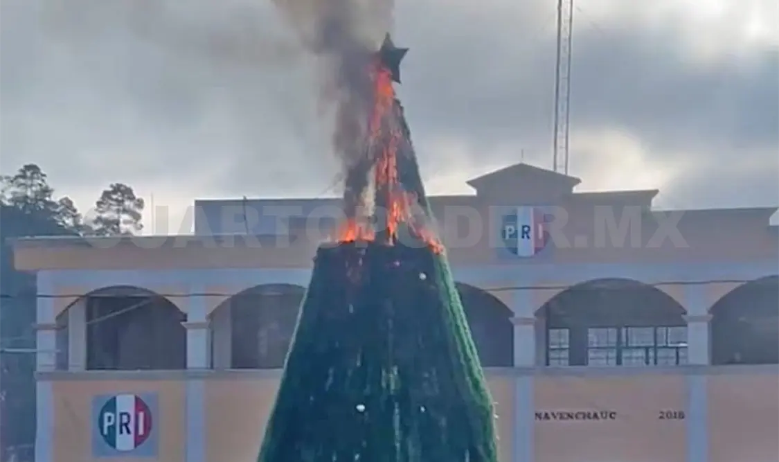 El árbol navideño fue calcinado por las voraces llamas. Manuel Martínez / CP